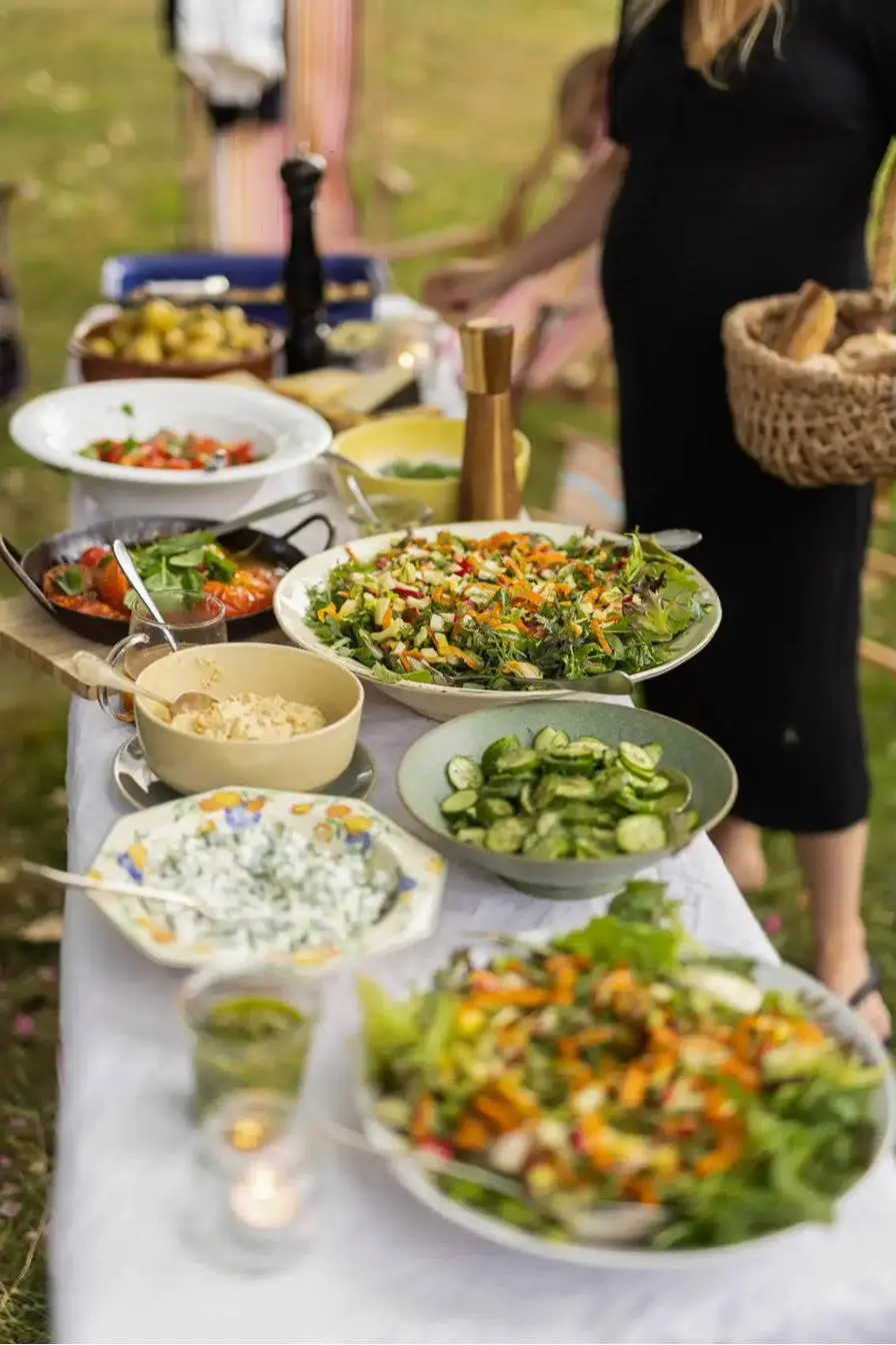 Salat mit essbaren Blüten vom Buffet