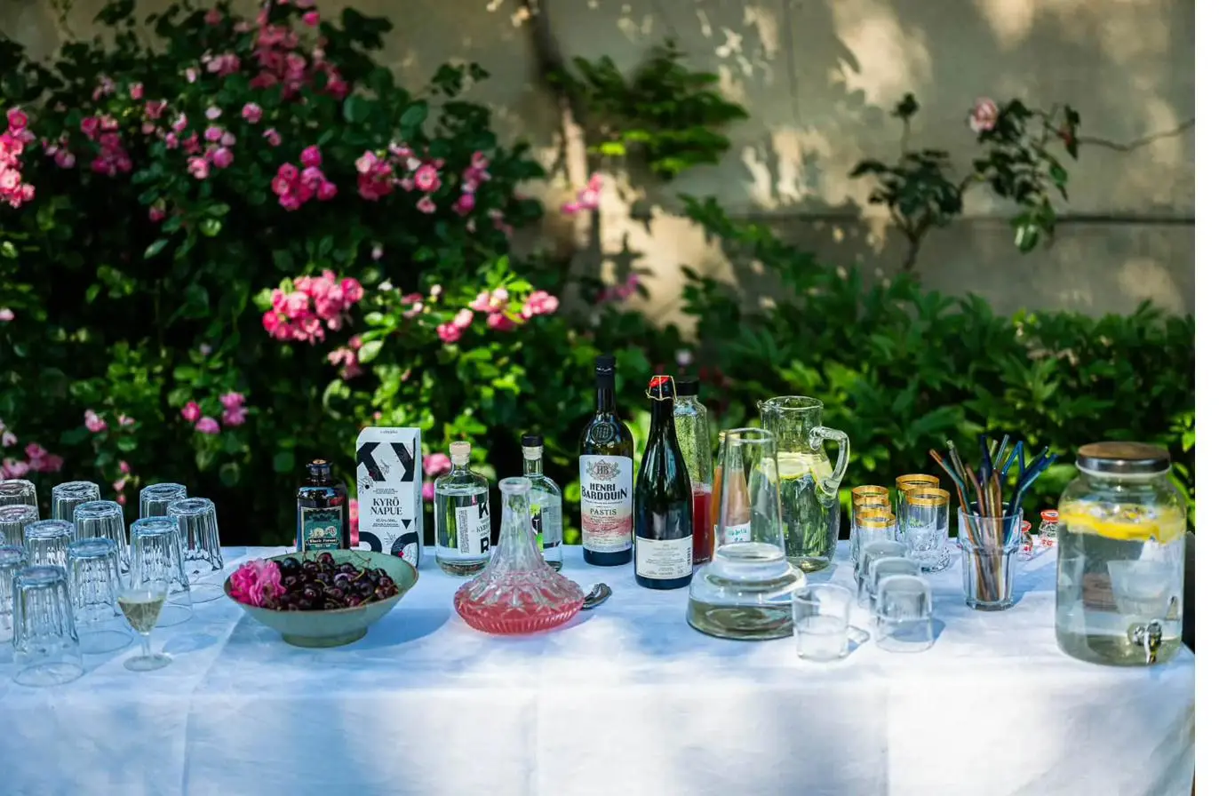 Tafel im Garten am Abend