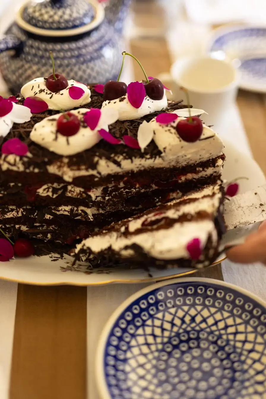 Torte mit Kirschen und Blüten
